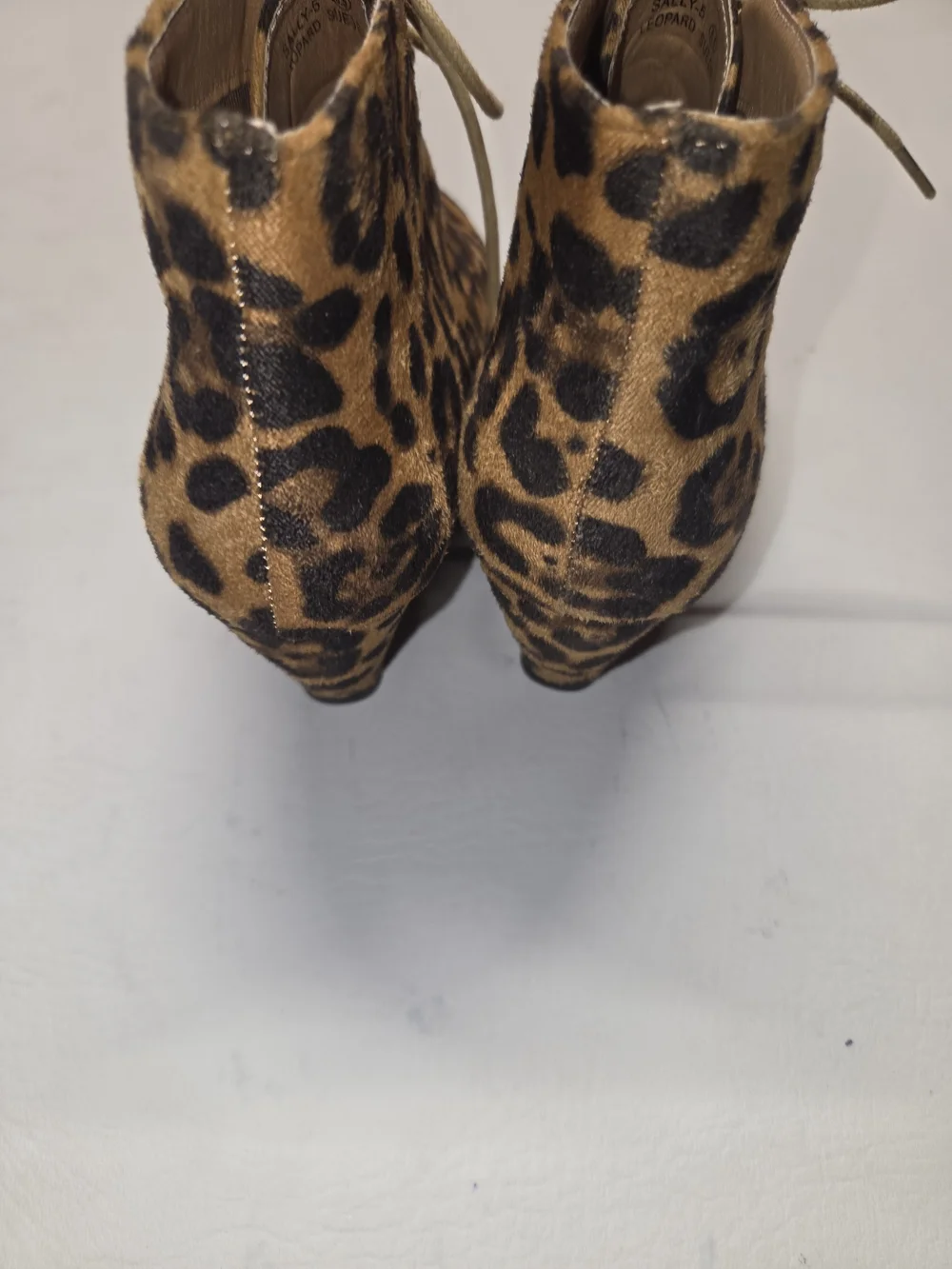 Bella Marie Leopard print booties 8.5